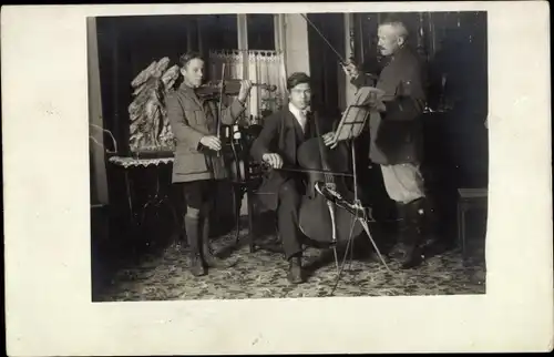 Foto Ak Männer mit Musikinstrumenten, Cello, Geige