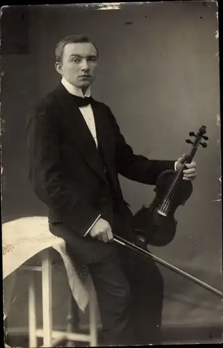 Foto Ak Mann im Anzug mit Violine, Portrait