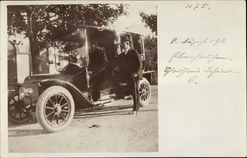 Foto Ak Mann im Anzug vor einem Automobil, 1911