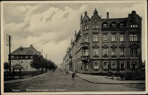 Ak Pegau an der Weißen Elster Sachsen, Bahnhofstraße mit Postamt, Gasthof zum Schwann