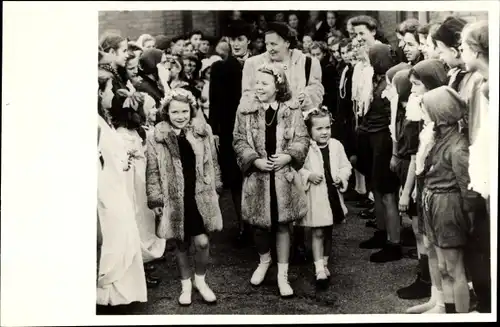 Ak Königin Juliana der Niederlande mit Kindern, Prinzessin Beatrix, Geburtstag, Baarn 1948