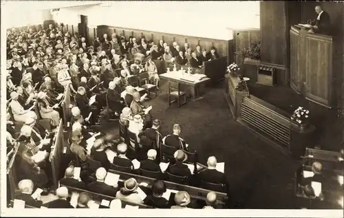 Foto Ak Königin Wilhelmina der Niederlande, Prinz Heinrich, Gebet, Kirche