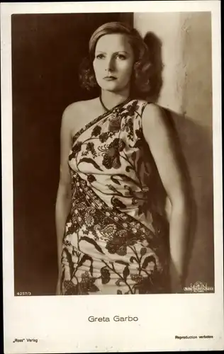 Ak Schauspielerin Greta Garbo, Standportrait