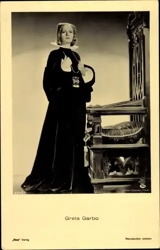 Ak Schauspielerin Greta Garbo, Standportrait