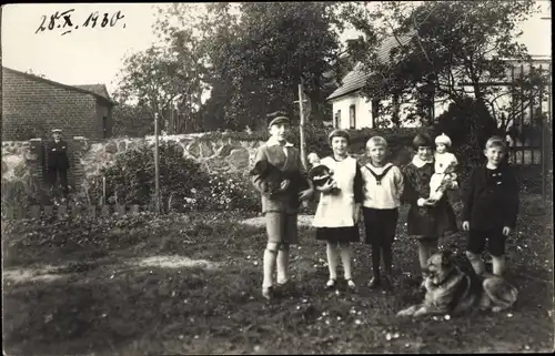 Foto Ak Trzebiszewo Trebisch Posen, Kindergruppe, Hund, 1930