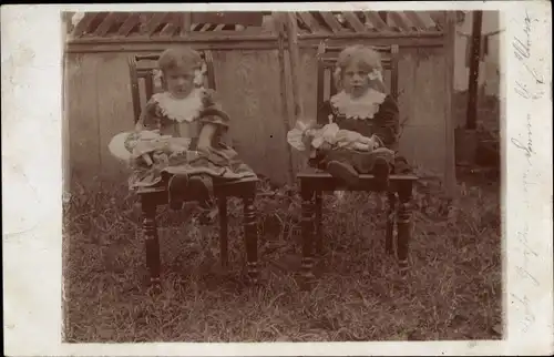 Foto Ak Zwei Mädchen mit Puppen, Portrait