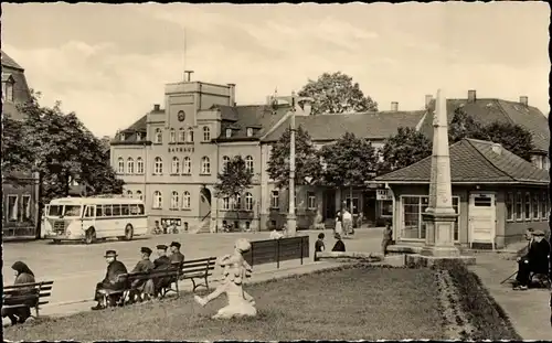 Ak Zwönitz im Erzgebirge Sachsen, Markt, Rathaus, Denkmal, Bus