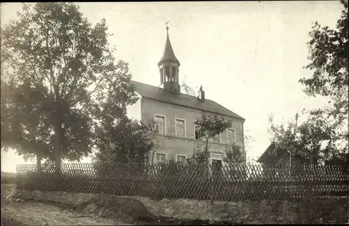 Foto Ak Lößnitz im Erzgebirge, Gebäude mit Glockenturm