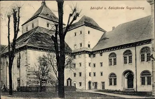 Ak Augustusburg im Erzgebirge, Schlosshof und Schlosskirche