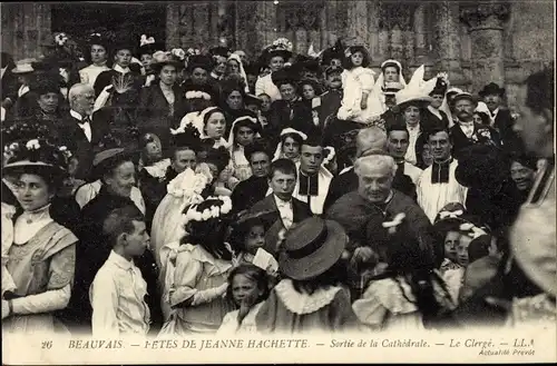 Ak Beauvais Oise, Feste der Jeanne Hachette, Ausgang der Kathedrale, der Klerus