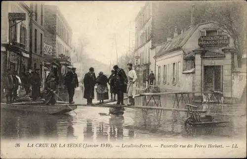 Ak Paris, Seine-Überschwemmung 1910, Levallois Perret, Fußgängerbrücke rue des Freres Herbert