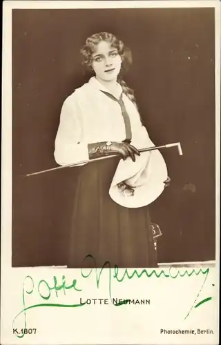 Ak Schauspielerin Lotte Neumann, Mit Stock und Hut, Autogramm