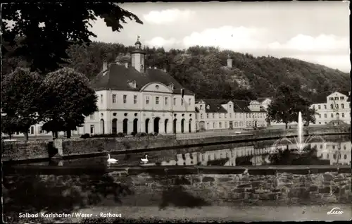 Ak Bad Karlshafen Weser, Rathaus, Springbrunnen, Schwäne