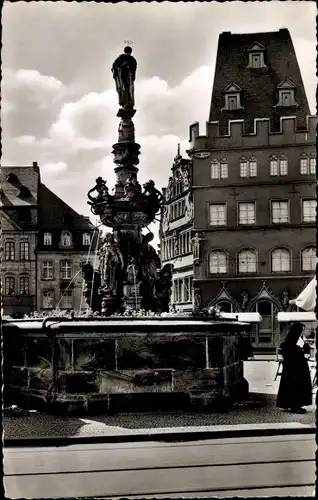 Ak Trier an der Mosel, Brunnen am Hauptmarkt