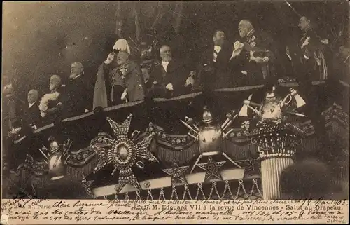 Ak SM Edouard VII. bei der Rezension von Vincennes, Salut au Drapeau
