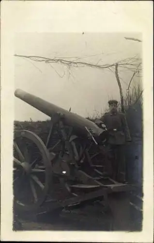 Foto Ak Deutscher Soldat in Uniform neben einem Geschütz, 1. WK