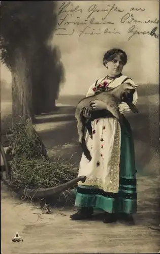 Ak Frau mit kleiner Ziege auf dem Arm