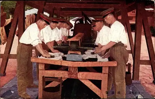 Ak Japan, Soldaten beim Waschen der Wäsche