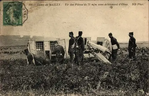 Ak Mailly le Camp Aube, Camp de Mailly, Abfeuern von 75-mm-Geschützen mit Granatenexplosion