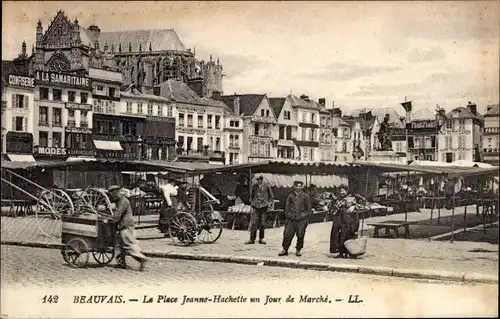 Ak Beauvais Oise, Place Jeanne Hachette an einem Wandertag