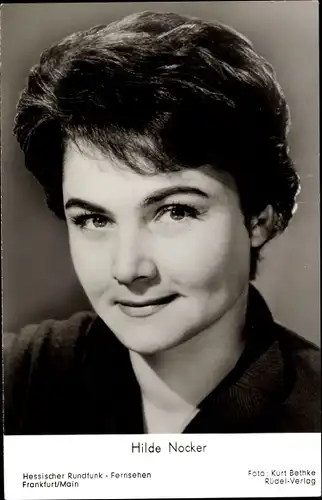 Ak Fernsehmoderatorin Hilde Nocker, Portrait