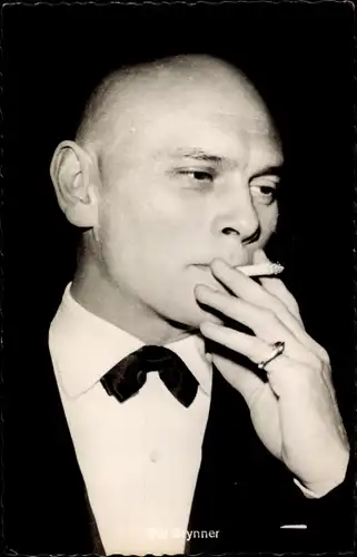 Ak Schauspieler Yul Brynner, Portrait eine Zigarette rauchend, Die glorreichen Sieben