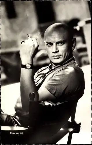 Ak Schauspieler Yul Brynner, Portrait mit Zigarette, Armbanduhr, Anastasia