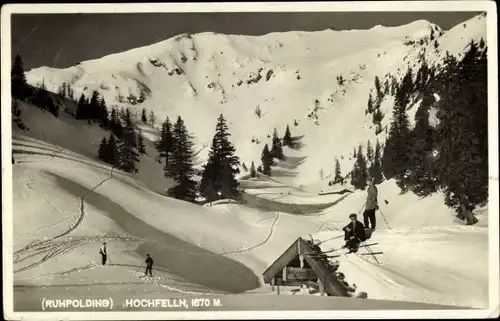 Ak Ruhpolding in Oberbayern, Farnbödenalm, Ruhpoldinger Schi-Hütte, Hochfelln, Winter