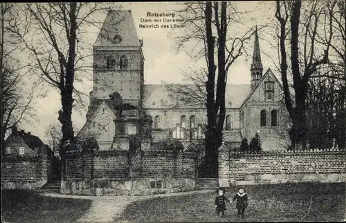 Ak Ratzeburg im Herzogtum Lauenburg, Dom, Denkmal Heinrich des Löwen