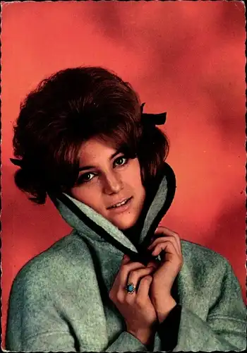 Ak Sängerin Sheila, Portrait, Mantel