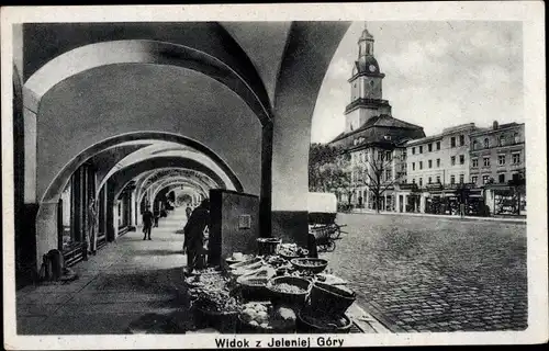 Ak Jelenia Góra Hirschberg Riesengebirge Schlesien, Kornlaube mit Rathaus