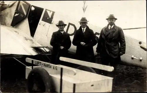 Foto Ak Deutsche Lufthansa, Flugzeug, Flug nach Dortmund 14. April 1948, drei Männer