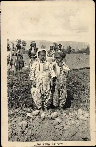 Ak Serbien, Uns kann keiner, Kinder in Tracht mit Zigaretten