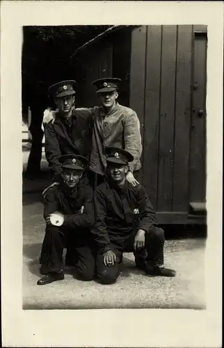 Foto Ak Vier britische Soldaten in Uniformen