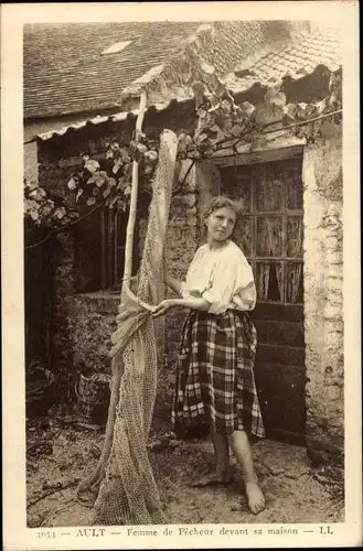 Ak Ault-Somme, Fischersfrau vor ihrem Haus
