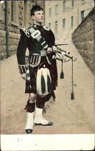 Ak Highland Piper, Schotte in Tracht mit Dudelsack