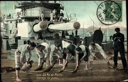Ak französische Seeleute schrubben das Deck, französisches Kriegsschiff