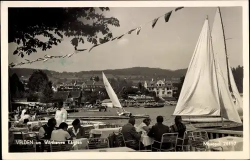 Ak Velden am Wörthersee in Kärnten, Terrasse am Seeufer, Segelboote