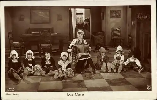 Ak Schauspielerin Lya Mara, Filmszene, Portrait mit Akkordeon, Kinder, Ross Verlag 3413 4