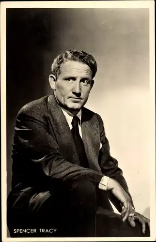 Ak Schauspieler Spencer Tracy, Portrait mit Zigarette