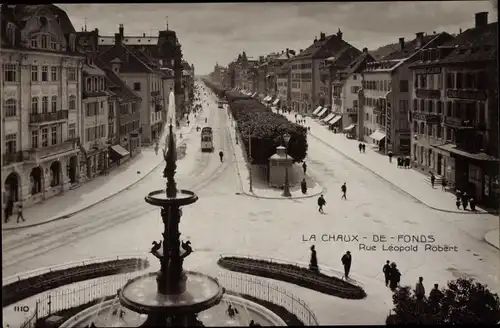 Ak La Chaux de Fonds Kanton Neuenburg, Monumentalbrunnen und Rue Léopold Robert, Straßenbahn