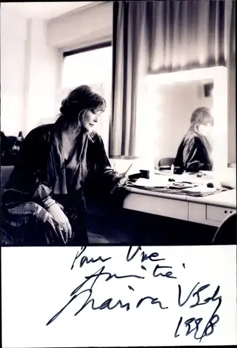 Ak Schauspielerin Marina Vlady, Portrait vor dem Spiegel, Autogramm
