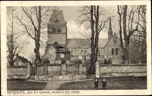 Ak Ratzeburg im Herzogtum Lauenburg, Dom, Denkmal Heinrich des Löwen