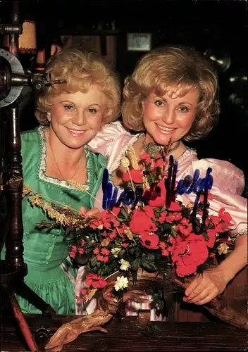 Ak Sängerinnen Maria und Margot Hellwig, Portrait, Blumenstrauß