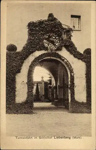 Ak Liebenberg Löwenberger Land in der Mark, Turmeinfahrt im Schlosshof
