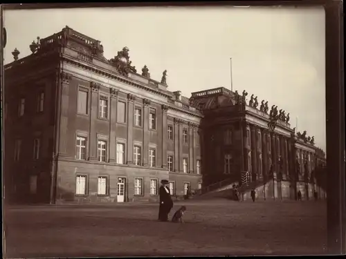 Foto Potsdam in Brandenburg, Stadtschloss, Frau mit Hund, 1913