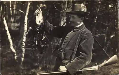 Foto Ak Seifhennersdorf, Jäger mit erlegtem Vogel, August, Gewehr, Fernglas