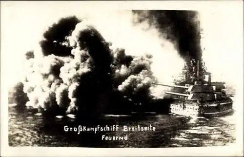 Foto Ak Deutsches Kriegsschiff, Großkampfschiff Breitseite feuernd