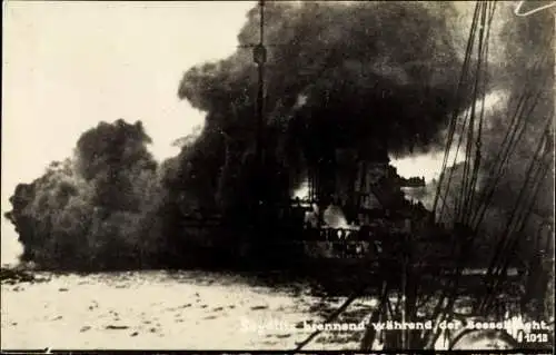 Foto Ak Deutsches Kriegsschiff SMS Seydlitz brennend während der Seeschlacht