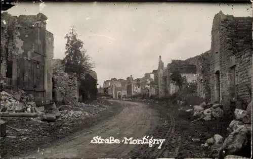 Foto Ak Montigny Meuse, Straße, Ruinen, Kriegszerstörung I. WK